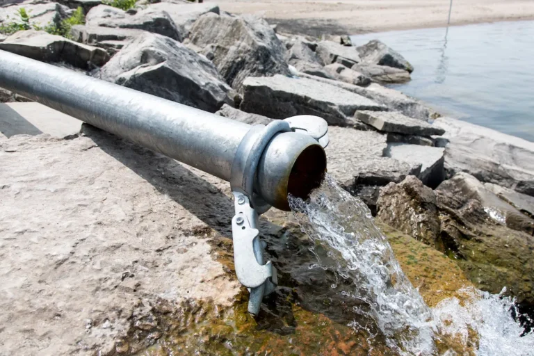 Tubería de saneamiento de gran diámetro evacuando agua