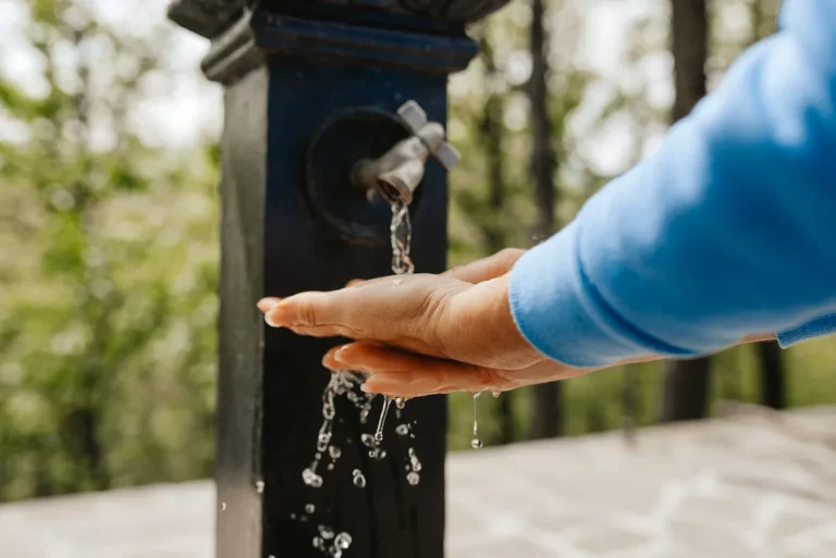 Agua potable saliendo de un grifo doméstico