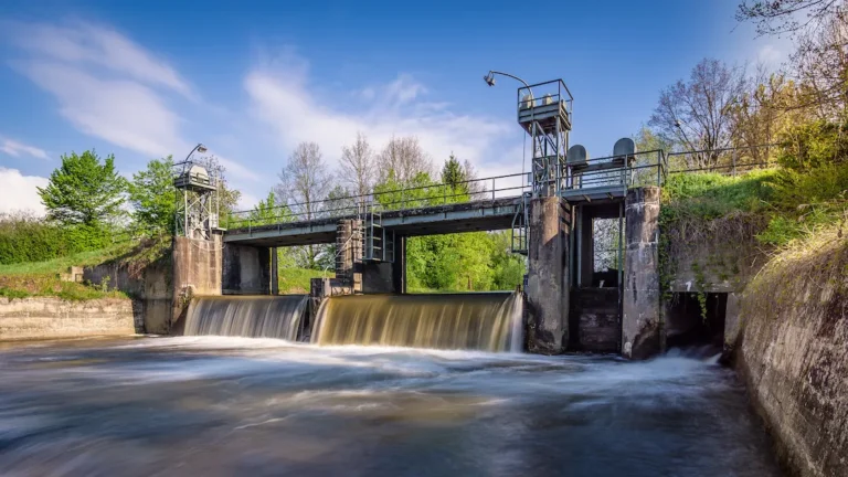 Instalación hidráulica industrial de una central de agua